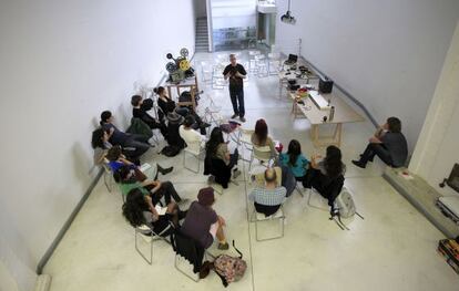 Ángela López y Guillermo Zabaleta impraten en la galería Off Limits uno de los talleres de trabajo.