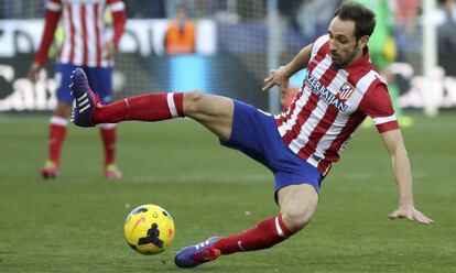 El lateral rojiblanco Juanfran Torres en el partido ante el Málaga.