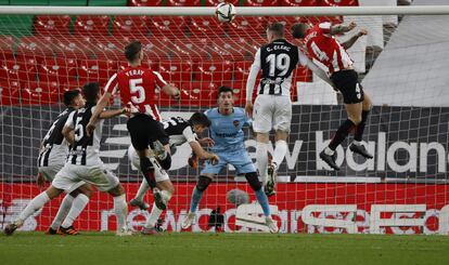 Iñigo Martínez cabecea el gol del empate ante el Levante.