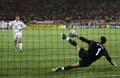 Jerzy Dudek, o goleiro do Liverpool, defende um pênalti de Shevchenko na final da Champions de 2005. Foi uma partida que será lembrada pela recuperação do Liverpool, que conseguiu igualar o placar adverso de 0-3 e venceu a partida na disputa de pênaltis.