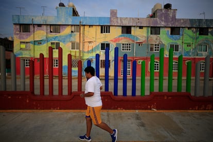 Un hombre hace ejercicio dentro de un parque, junto a bloques de viviendas en Coatzacoalcos, Estado de Veracruz, México.