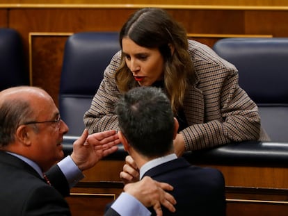 El diputado de Vox Ignacio Gil Lázaro conversa con la ministra de Igualdad, Irene Montero, y el ministro de la Presidencia, Félix Bolaños, este miércoles en el Congreso.