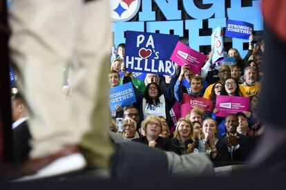 Los partidarios de Hillary Clinton asisten a un acto de campaña, el 22 de octubre, en Pittsburgh, Pensilvania (EE UU).