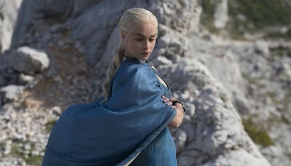 Emilia Clarke caracterizada como Daenerys Targaryen al principio de 'Juego de tronos'