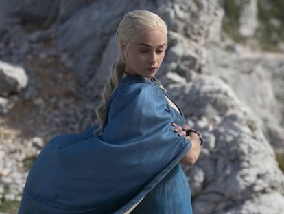 Emilia Clarke caracterizada como Daenerys Targaryen al principio de 'Juego de tronos'