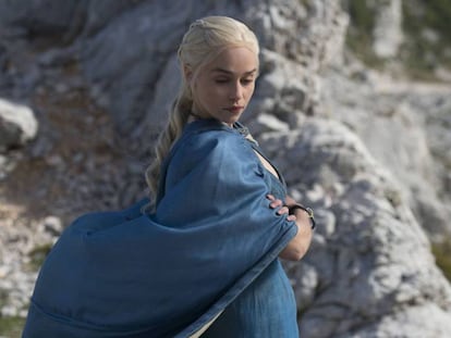 Emilia Clarke caracterizada como Daenerys Targaryen al principio de 'Juego de tronos'