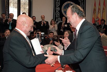 José Hierro recibiendo el premio Cervantes el día 23 de abril de 1999.
