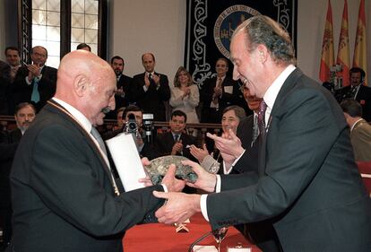 José Hierro recibiendo el premio Cervantes el día 23 de abril de 1999.