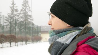 Magdalena Cygan, activista y gestora de Smog Alert Nowy Targ, trabaja para mejorar el aire que respiran ella y sus vecinos. Junto al Ayuntamiento, ella y otros compañeros han organizado charlas educativas, han desarrollado un sistema de SMS que alerta cada mañana de los niveles de contaminación y han reforzado las ecopatrullas que vigilan que los habitantes de Nowy Targ no quemen basura o muebles viejes en sus calderas. A veces se desespera, sobre todo en invierno cuando las chimeneas están a tope. Pero en el fondo, asegura que “tiene esperanza” de que la situación mejore. “Pero hace falta tiempo y dinero”, reconoce.