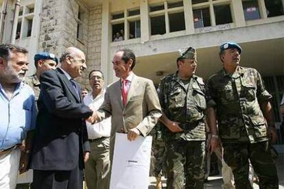 El embajador de España en Líbano, Miguel Benzo (centro), y los mandos militares que visitaron ayer Marjayún.