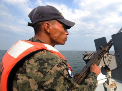 Un militar hondure&ntilde;o patrulla el Golfo de Fonseca.