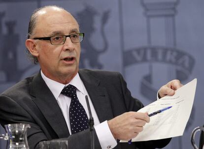 El ministro de Hacienda, Cristóbal Montoro, explica la subida de impuestos durante la rueda de prensa posterior al Consejo de Ministros.