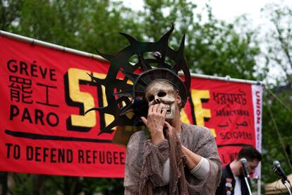 Un manifestante disfrazado durante la manifestación del 1 de mayo en Nueva York
