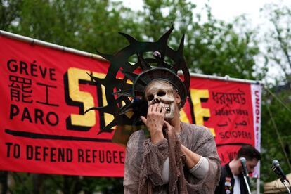 Un manifestante disfrazado durante la manifestaci&oacute;n del 1 de mayo en Nueva York