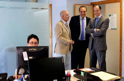 Sergio Blasco, en el centro con corbata azul, cuando era gerente del Hospital General de Valencia.