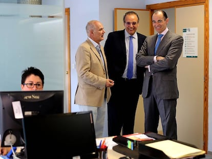 Sergio Blasco, en el centro con corbata azul, cuando era gerente del Hospital General de Valencia.