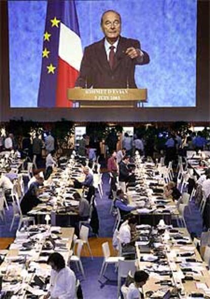 Chirac aparece en la pantalla gigante del centro de prensa en Evian.