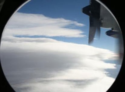 Vista desde el interior del avión C-130 especialmente adaptado para la investigación de las nubes y operado por el Centro Nacional de Investigación Atmosférica (NCAR), durante la toma de muestras en el cielo de Wyoming.