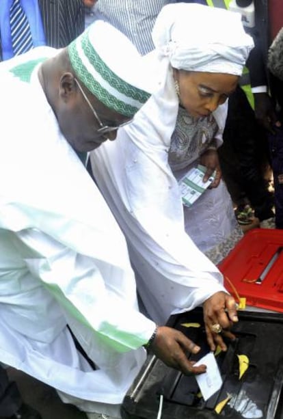 Abubakar vota en el Estado oriental de Adamawa junto a su esposa, Amina Titi.