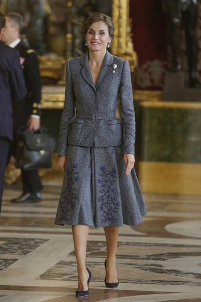 En 2017, la reina optó por un traje de chaqueta y falda de vuelo de Felipe Varela bordado en tonos grises, acompañado por un broche y pendientes de perlas.