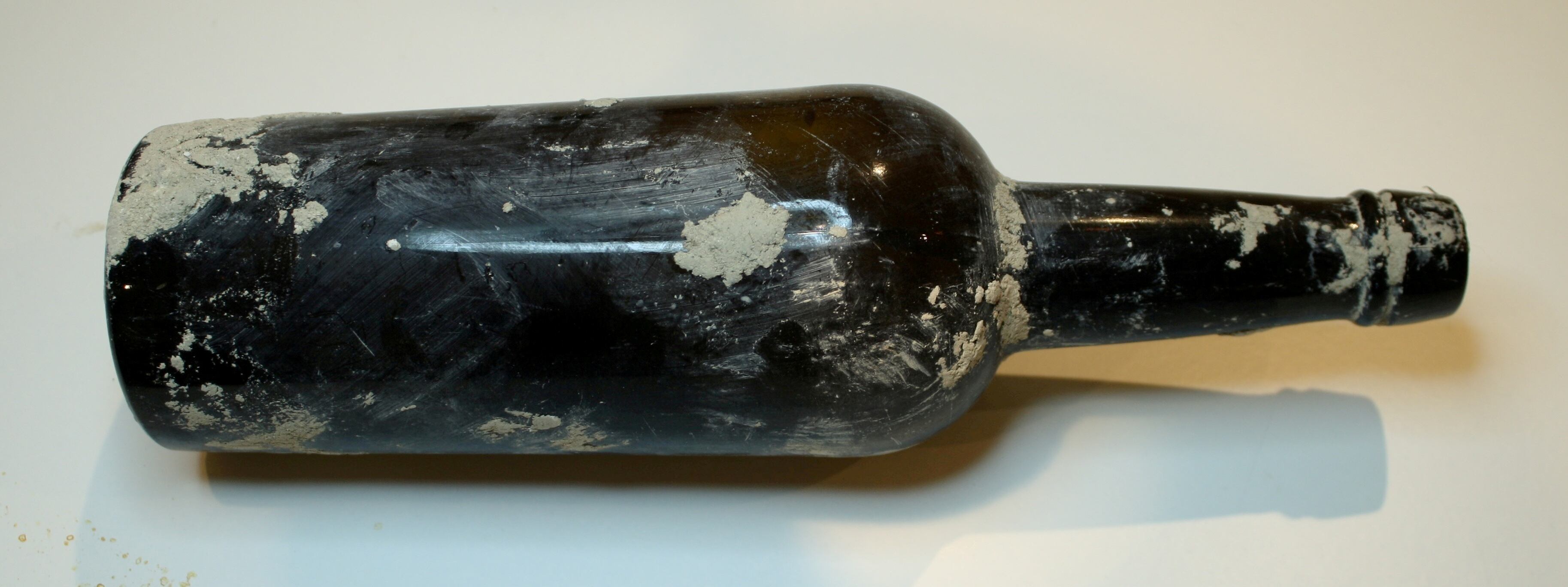 Botella encontrada en Tauste, con documentos de 1958.