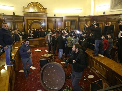 Decenas de personas protestan en el interior del Parlamento de Armenia, en Ereván, contra el acuerdo para Nagorno Karabaj, este martes.