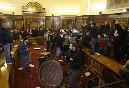 Decenas de personas protestan en el interior del Parlamento de Armenia, en Ereván, contra el acuerdo para Nagorno Karabaj, este martes.