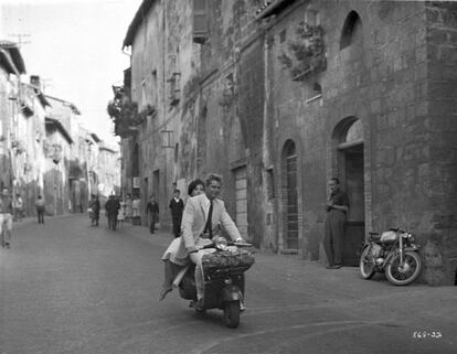 Los melodramas románticos protagonizados por Troy Donahue como el nuevo héroe juvenil de Hollywood cruzaban el Atlántico con destino Italia. En la tarjeta postal cinematográfica no podían faltar canciones del Festival de San Remo, maduros 'latin lover' y una excursión en vespa por las costas italianas.