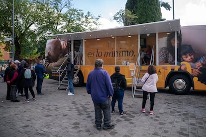 Cola de gente para informarse sobre el Ingreso Mínimo Vital en Parla (Madrid), en octubre de 2022.