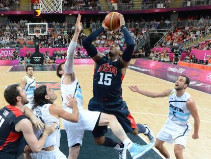 Carmelo Anthony entra a canasta en el partido contra Argentina. 