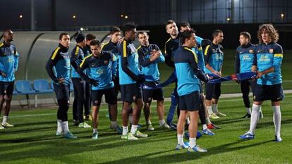 Los jugadores del Barcelona, durante el entrenamiento de ayer