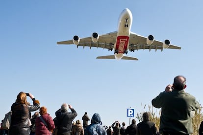 Un avión de la empresa estatal Emirates aterriza en Barcelona