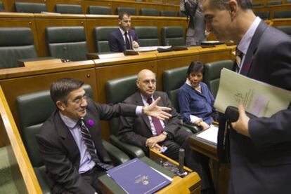 Patxi López, a la izquierda, dialoga con Lepoldo Barreda (PP), ayer en la Cámara de Vitoria.