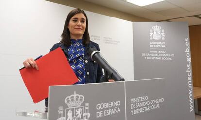 Carmen Montón appears before the press on Tuesday night to announce her resignation.