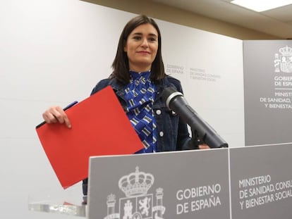 Carmen Montón appears before the press on Tuesday night to announce her resignation.