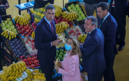 El jefe del Ejecutivo, Pedro Sánchez; el presidente de la Junta de Andalucía, Juanma Moreno; la ministra de Transportes, Raquel Sánchez; y el entonces alcalde de Sevilla y candidato del PSOE a la presidencia autonómica, Juan Espadas, se paran ante un puesto de Mercasevilla, este otoño.