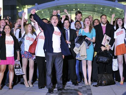 Los trabajadores <b>de </b> <i>News of the World</i> <b>tras el cierre del periódico.</b>