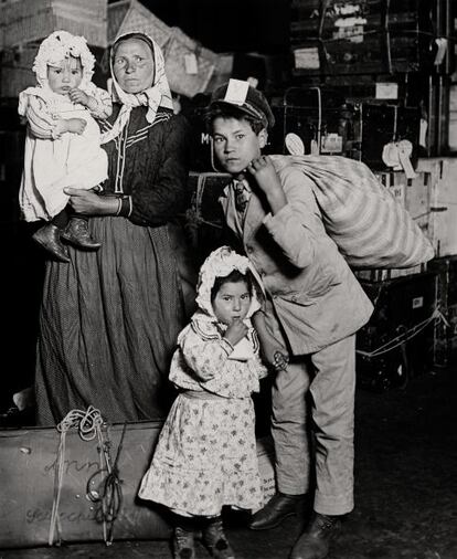 Familia italiana buscando equipaje perdido, isla de Ellis, 1905. Colección George Eastman House, 2012.