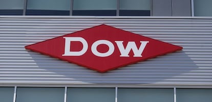 Logo de Dow en la fachada de la sede central.