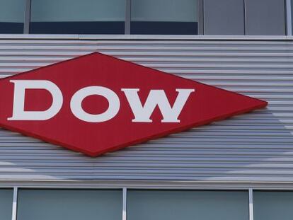 Logo de Dow en la fachada de la sede central.