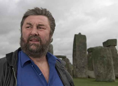 El arquéologo Mike Parker Pearson, de la Universidad de Sheffield, habla sobre los restos del poblado. El hallazgo ha tenido lugar en el enclave de Durrington Walls, dentro del conjunto histórico-artístico de Stonehenge y donde un grupo de arqueólogos llevaba a cabo unas excavaciones promovidas por la revista <i>National Geographic</i>.