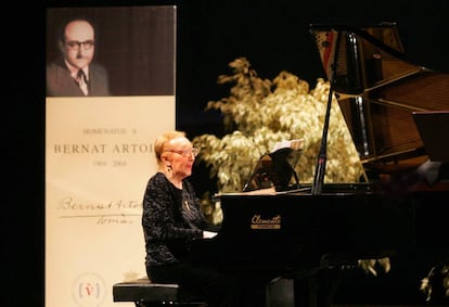 La compositora Matilde Salvador, durante su actuación al piano en el homenaje al poeta Bernat Artola, en el teatro Principal de Castellón. 