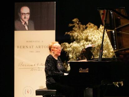 La compositora Matilde Salvador, durante su actuación al piano en el homenaje al poeta Bernat Artola, en el teatro Principal de Castellón. 