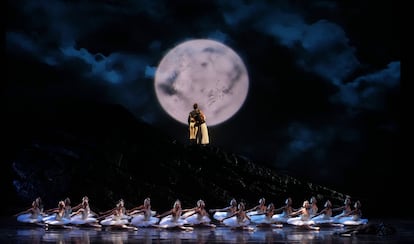 El 'lago de los cisnes' del Ballet de San Francisco con la coreografía de Helgi Tomasson, este martes en el Teatro Real de Madrid.