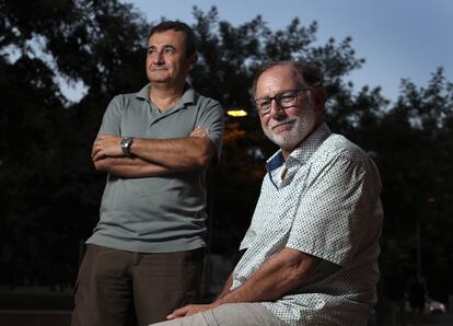 Los historiadores Antonio Cazorla y Adrian Shubert, autores del libro 'La Guerra Civil española en 100 objetos, imágenes y lugares', en Madrid.