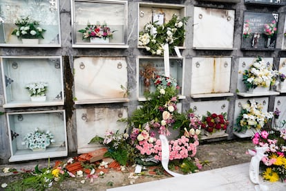Vista de la lápida donde yacía el ataúd de la madre del hombre detenido en Avilés el pasado sábado, tras extraerlo del cementerio de San Cristóbal y llevárselo a su domicilio.