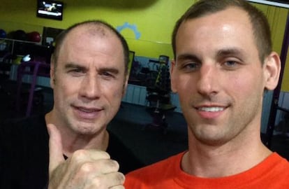 El selfi de John Travolta y Justin Jones (derecha) en el gimnasio. 