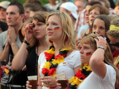 Un grupo de aficionados ve en el Colegio Alem&aacute;n de Madrid la final de la Eurocopa de 2008 entre Espa&ntilde;a y Alemania.