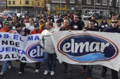 Los trabajadores de Congelados Elmar se manifiestan en protesta por la situación laboral de la factoría y la intención del grupo Pescapuerta de cerrar la fábrica de León.EFE/ Archivo