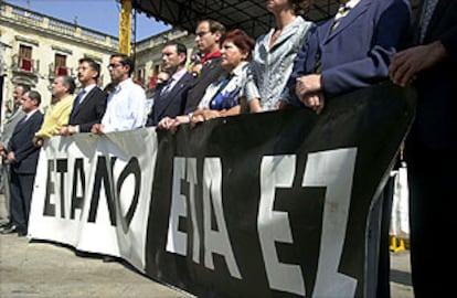 Juan José Ibarretxe encabeza la concentración celebrada en Vitoria en protesta por el atentado de ayer.